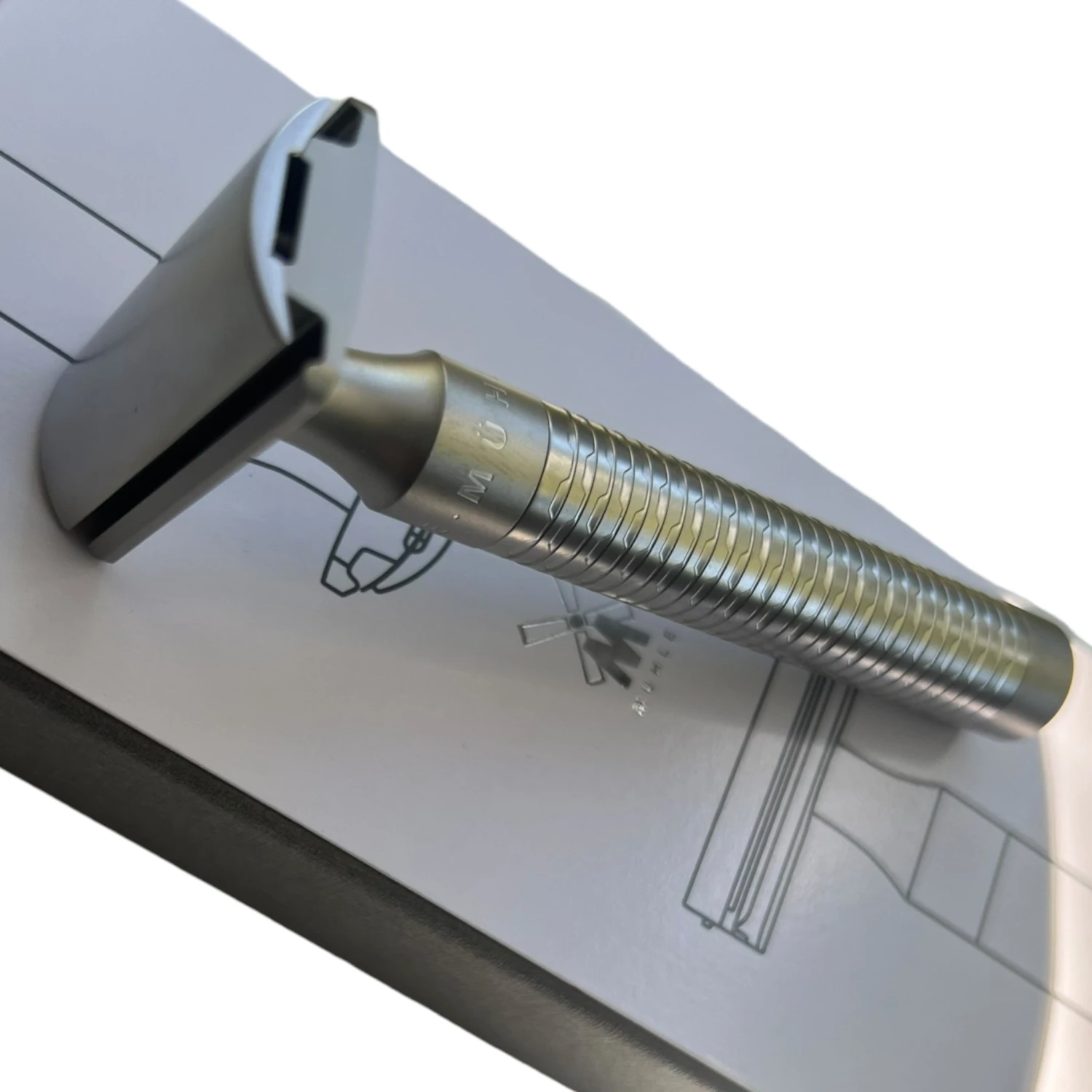 Muhle R94 ROCCA Safety Razor Stainless Steel - Satin Silver 4 Muhle R94 ROCCA Safety Razor Stainless Steel - Satin Silver - Image 2