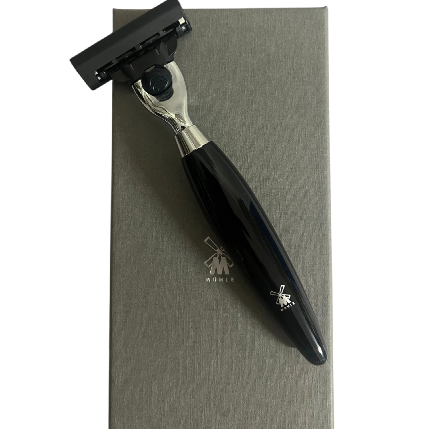 Muhle Kosmo R 876 M3 Mach 3 Razor - High Grade Resin Handle 7 Muhle Kosmo R 876 M3 Mach 3 Razor - High Grade Resin Handle - Image 5